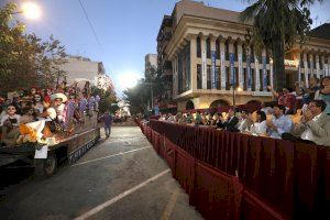 Mazón asiste al Desfile de Carrozas de las Fiestas de Sant Joan d’Alacant