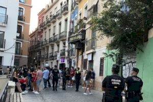 Jaque al botellón en Alicante: La Policía tramita un millar de denuncias en el Barrio y la Playa de San Juan