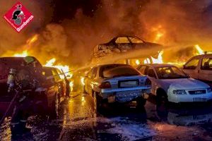 Gran cantidad de vehículos arrasados por el fuego en un incendio en el desguace de Catral