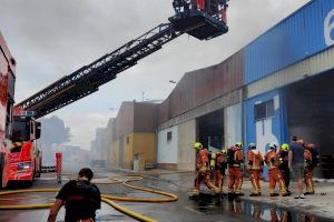 Los bomberos sofocan las llamas de un incendio industrial en Beniparrell