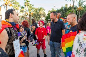 Cerca de 400 personas salen a las calles de Elche para reivindicar los derechos de las personas LGTBI