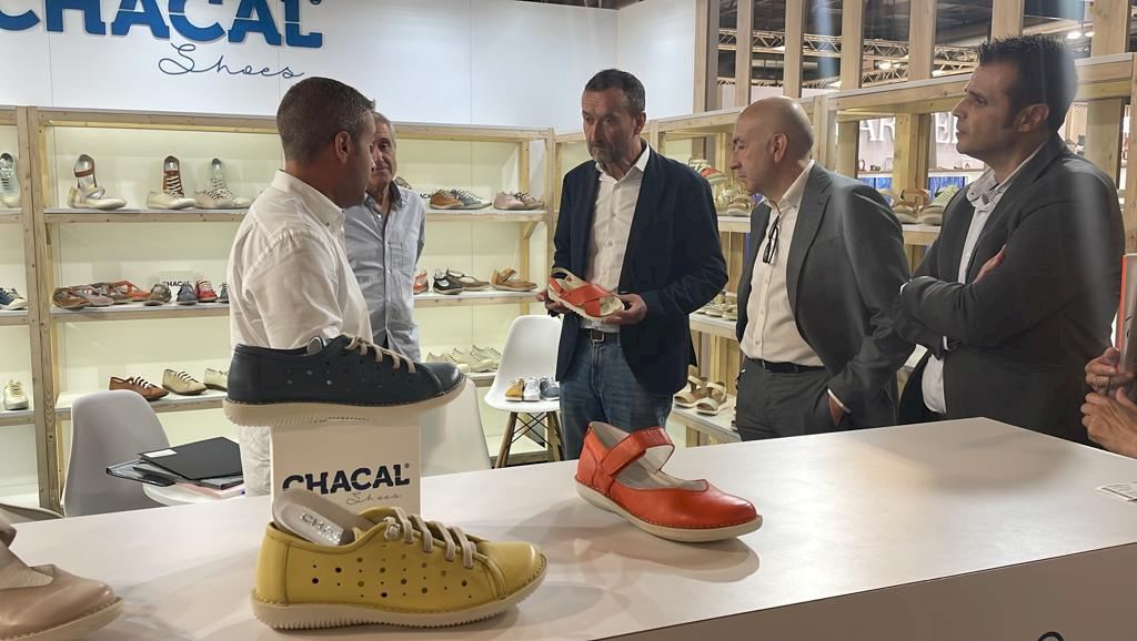 Médico lago Petrificar El alcalde de Elche: “el calzado respira con optimismo en la Feria de Milán”