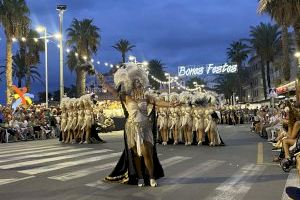 Peñíscola pone el broche final a sus Fiestas Patronales con el desfile de salida de la fortaleza de las escuadras de Moros y Cristianos