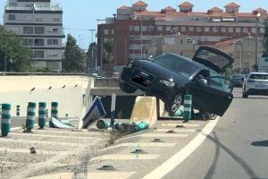 Un cotxe xoca contra la mitjana que separa els accessos al Port i al Grau de Castelló