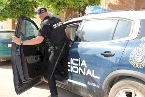 Quatre agents de la Policia Nacional eviten que un ancià caiga des de 15 metres a València