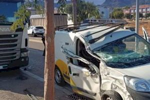 Un conductor distraído se empotra contra un camión estacionado en la Vall d'Uixó