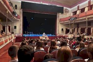 Más de 700 estudiantes de Algemesí reflexionan con la obra de teatro Delírum