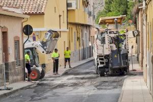 El Ayuntamiento de Elda finaliza las obras para la mejora de la accesibilidad y el asfaltado de la calle Pedro Amat en el barrio de Estación