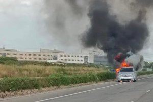 Se incendia un coche en la CV-185 junto al hospital La Plana de Vila-real