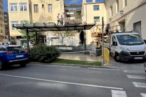 El Ajuntament de Vinaròs realiza tareas de mantenimiento de las pérgolas