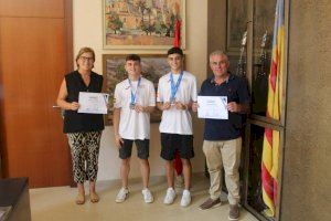La alcaldesa de Burriana felicita a los taekwondistas Mauro y Pepe Ortiz García por las medallas conseguidas en el campeonato de Tallin