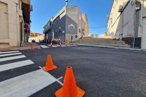 El Ayuntamiento de Elda finaliza las obras de remodelación y asfaltado de la calle Las Cordilleras, en el barrio de La Torreta