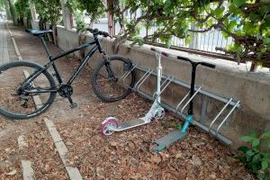 Sedaví instala aparcamientos para bicicletas y patinetes en todos los centros educativos de la población
