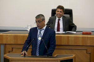 El exfutbolista gaditano Eduardo Rodríguez recibe el título de ‘Alicantino de Adopción 2022’ de la Diputación