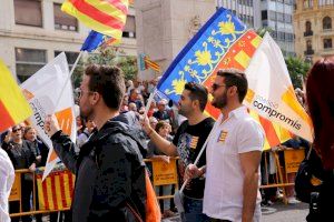 Compromís posa en marxa la campanya #SenyeraAlBalcó amb el regal de mil senyeres per penjar-les als balcons el 9 d’Octubre