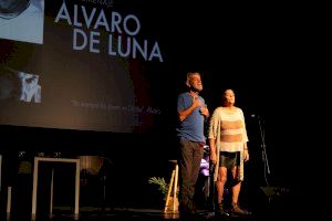 Dénia plasma su “historia de amor” con el actor Álvaro de Luna en un homenaje con la presencia de familiares y amigos
