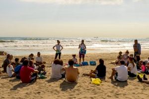 Transición Ecológica involucra a más de 40 personas en la jornada de voluntariado en la playa del Serradal por el Día Marítimo Mundial