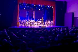 El concierto de música festera de la Colla Larraix llena el auditorio