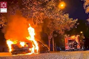 Crema un vehicle al costat de la residència d'ancians de Borriana