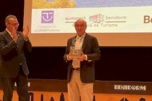 Toni Mayor, presidente de HOSBEC, recibe el premio Turismo Ciudad de Benidorm 2022.