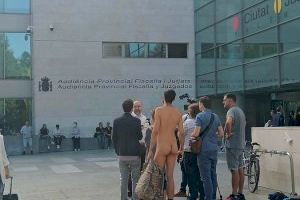 Un naturista d'Aldaia intenta entrar nu als jutjats a València