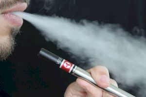 Los cigarrillos electrónicos no son más sanos que el tabaco según un estudio valenciano