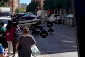 Una ciclista herida en Valencia al colisionar con una persona que abría la puerta del coche