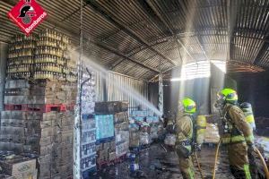 Un incendi a Benidorm arrasa el magatzem de begudes d'un supermercat