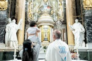 Madres en riesgo de exclusión social presentan sus bebés ante la Virgen de los Desamparados en la Basílica