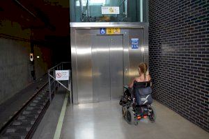 El metro de Valencia reparte mandos a distancia para que las personas con discapacidad puedan usar los ascensores