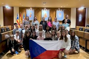 El Ayuntamiento recibe al alumnado de Praga del grupo Erasmus+ K121 de intercambio del IES Jaume I de Borriana