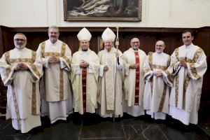 Cuatro laicos valencianos reciben su ordenación como diáconos permanentes durante la celebración de una misa en la Catedral