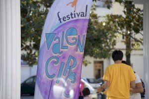 Valencirc acosta a Paiporta els ‘temazos’ de sempre amb un espectacle acrobàtic d'arts escèniques al carrer