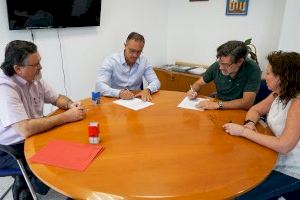 L'Ajuntament de Sant Antoni de Benaixeve signa el contracte per a l'obertura de la Piscina Municipal