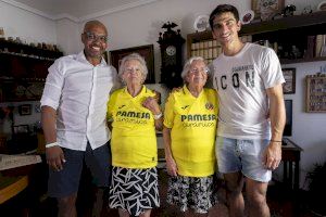 Marcos Senna i Gerard Moreno visiten a les filles de Calduch, fundador del Vila-real CF