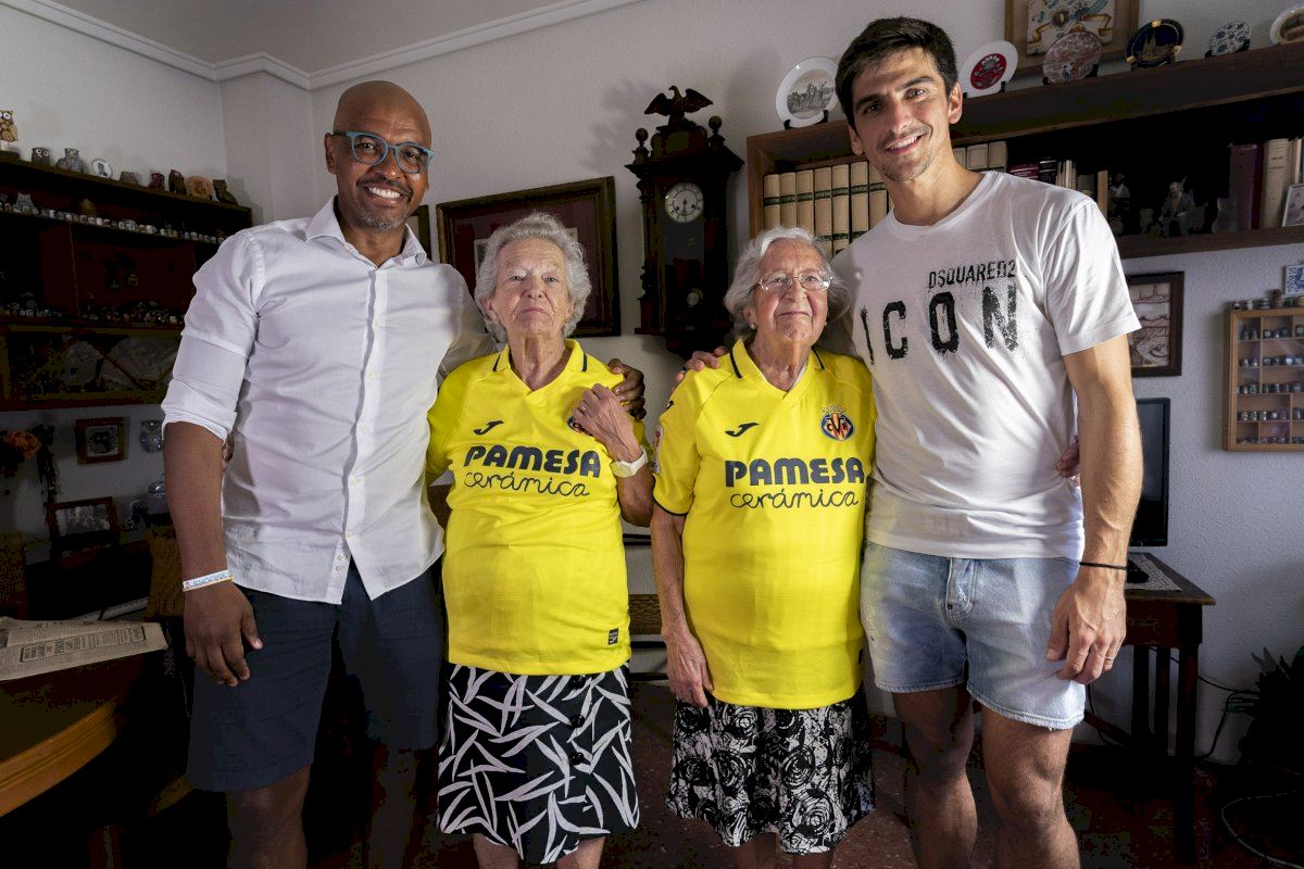 Marcos Senna y Gerard Moreno visitan a las hijas de Calduch, fundador del Villarreal CF