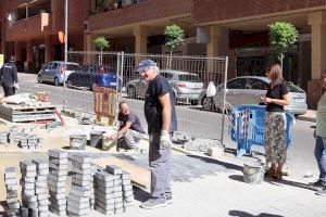 Los trabajadores del programa ECOVID ejecutan mejoras en varias calles de Benidorm