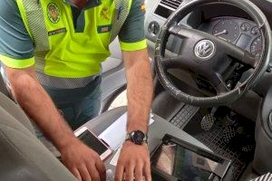 Denuncian a seis personas en Alzira por recibir las respuestas del examen de conducir con un artilugio