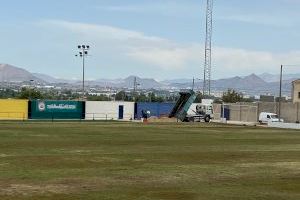 Comienza la resiembra anual del Campo de fútbol municipal Las Fuentes