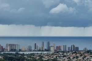 Les tempestes provoquen diverses trombes marines en la costa d'Alacant