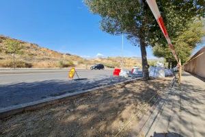 El Ayuntamiento de Elda renueva la acera de la avenida de la Libertad para mejorar los accesos al cementerio municipal Santa Bárbara