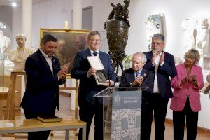 Ximo Puig recibe la medalla conmemorativa de l’Any Benlliure otorgada por el Ayuntamiento de Crevillent