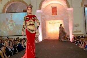 Algemesí recupera en un desfile 30 vestidos orginales del modisto Pertegaz