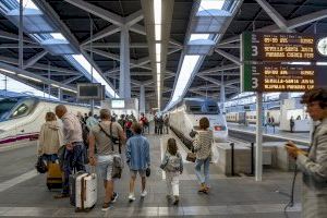 Más de 600 clientes viajan hoy en los trenes AVE València-Sevilla