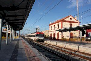 Un vecino de Benicàssim amenaza con una navaja a los pasajeros del tren en Almassora