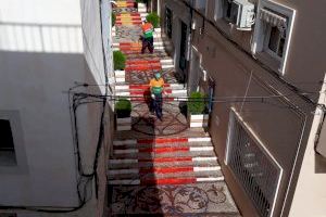 Esborren la bandera d'Espanya de les escales de Calp a un dia del 12 d'Octubre