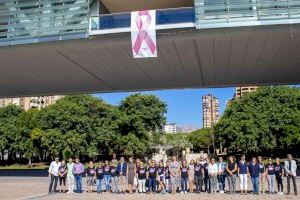 Un lazo rosa en el balcón del Ayuntamiento de Benidorm contra el cáncer de mama