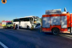 18 heridos en un accidente entre un autobús y un camión en la A-7 entre Beneixida y Xàtiva