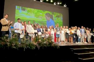 El Ayuntamiento de Torrevieja reconoce a 105 jóvenes su esfuerzo y superación con los premios de excelencia académica