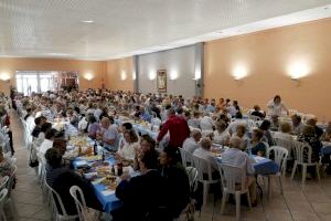 Cerca de 800 personas participan en la comida para la gente mayor de Nules de las fiestas de la Soledad